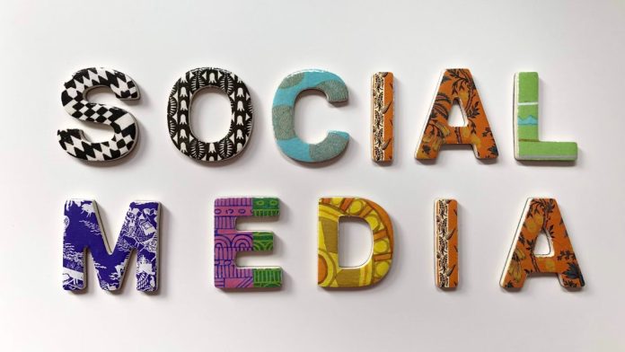 Social media, redes sociales, letras, palabras, lenguaje en las redes sociales, evolución del lenguaje en la era digital.