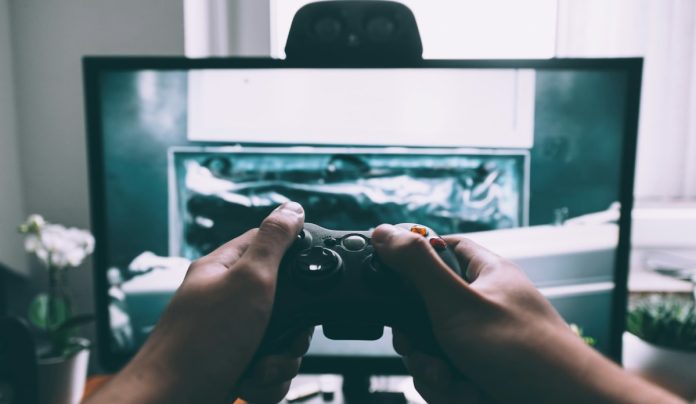 Persona con un control de videojuegos.