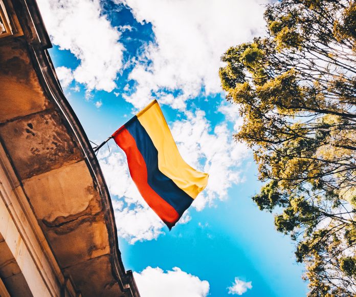 Bandera de Colombia izada sobre un edificio.