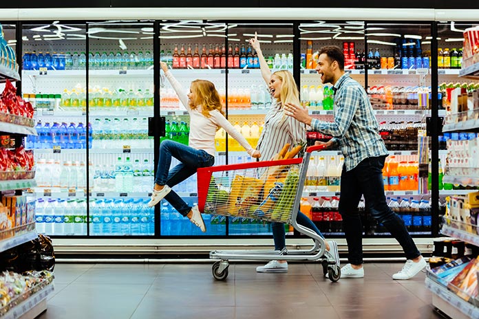 familia en el supermercado