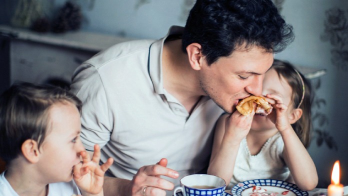 familia padre con dos hijos