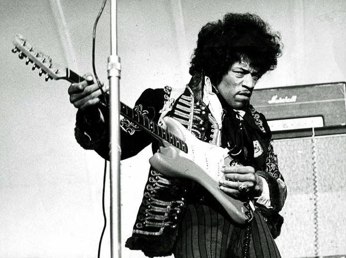 Fotografía de Jimi Hendrix tocando en un show de Estocolmo. 