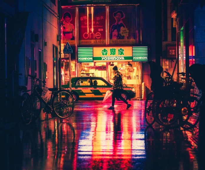 Callejón citadino de noche.