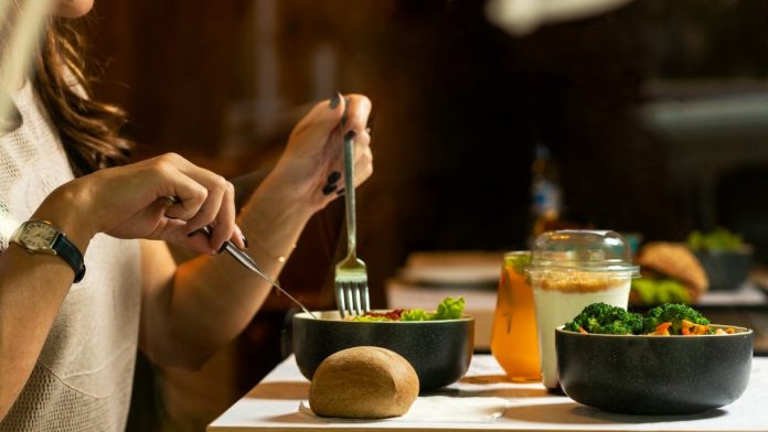 Persona sosteniendo tenedor y cuchillo