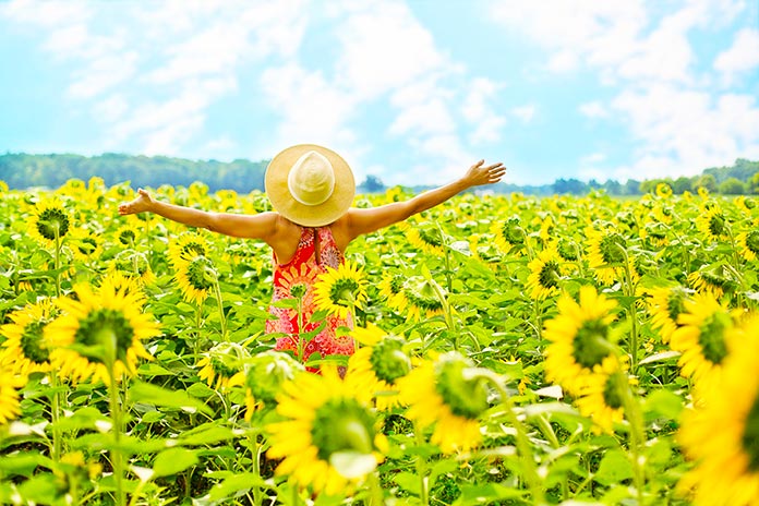 Mujer alegre mirando hacia el horizonte