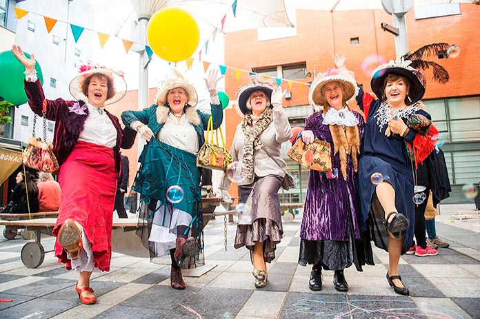 Mujeres vestidas de época durante el festival Bloomsday, Dublín.