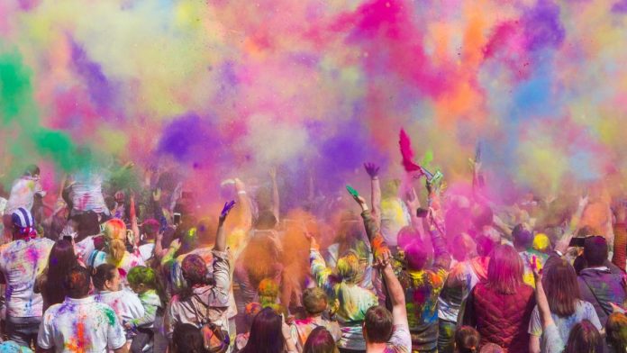 Festivales insólitos, grupo de personas en una lluvia de colores.