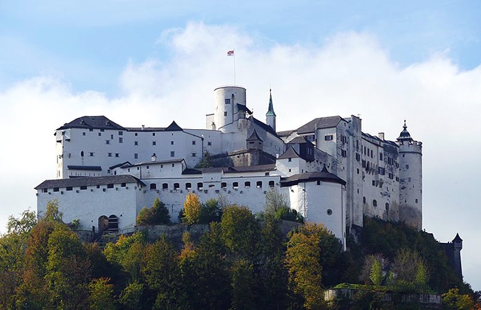 Fortaleza Hohensalzburg vista desde el noreste, Salzburgo, Austria.
