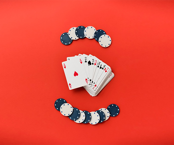 fichas y cartas de póker