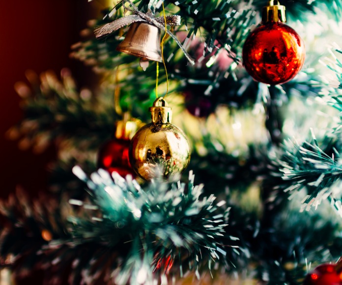 Adornos de Navidad colgados de un árbol.