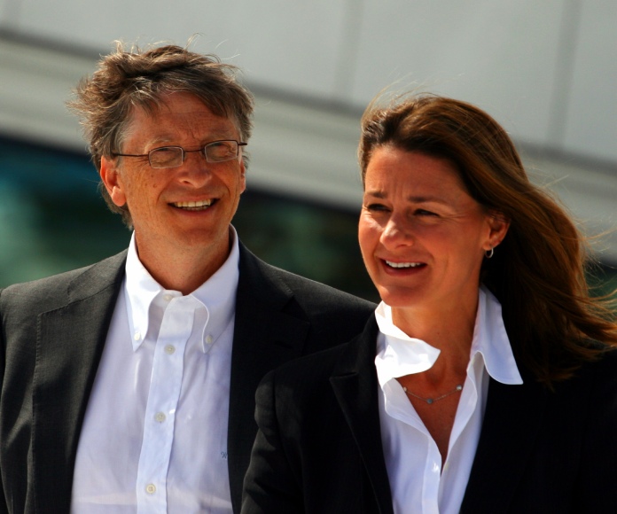 Bill y Melinda Gates caminando y sonriendo.