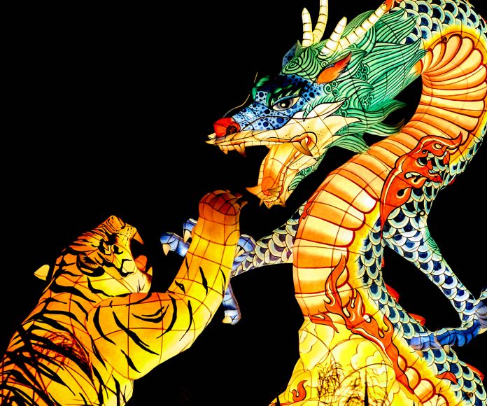 Tigre y dragón combatiendo.