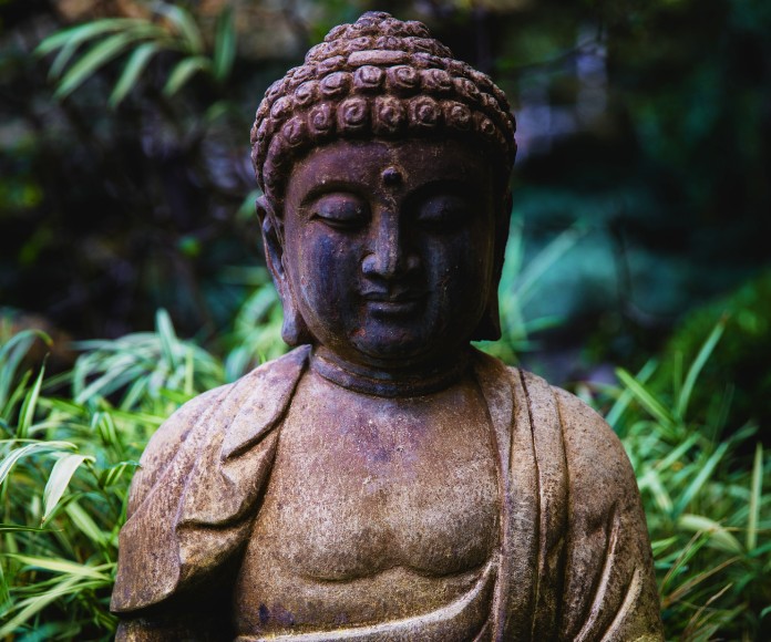 Obra de Buda en un jardín.