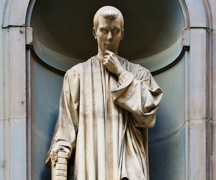 Estatua de Nicolás Maquiavelo.
