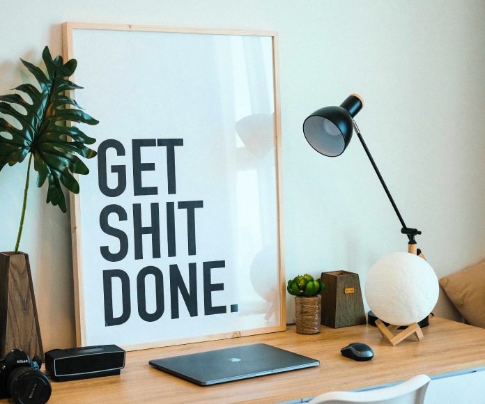 Mensaje motivacional sobre un escritorio.
