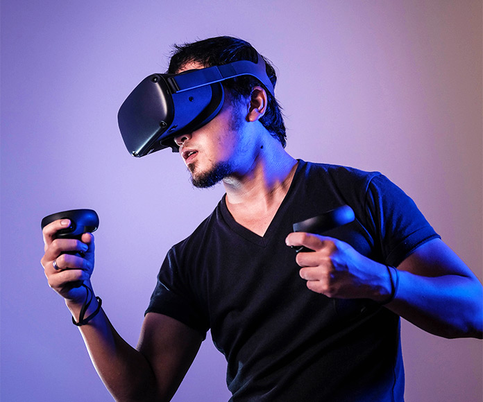 Hombre con gafas jugando a un juego de realidad virtual