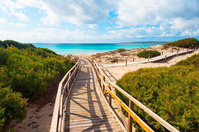 El senderismo en Formentera a la luz de la luna.