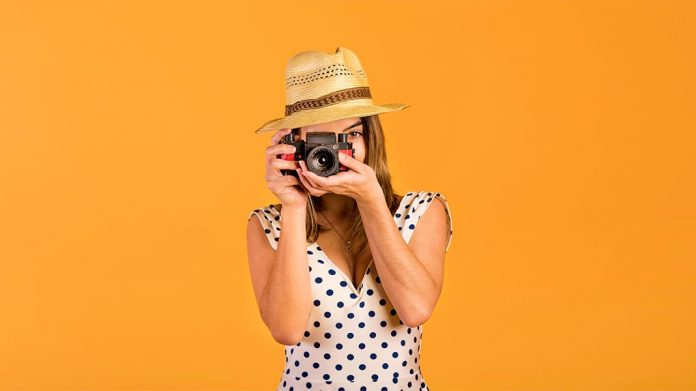 chica tomando una fotografía