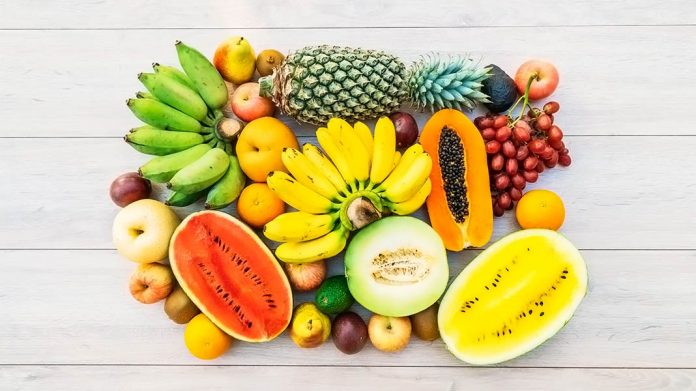 frutas variadas sobre una mesa