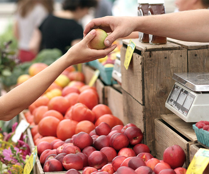 Persona comprando en una frutería