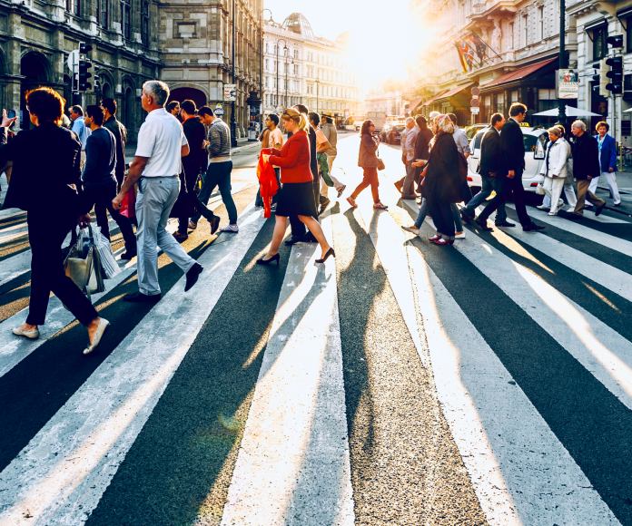 Grupo de personas cruzando un rayado en la calle.