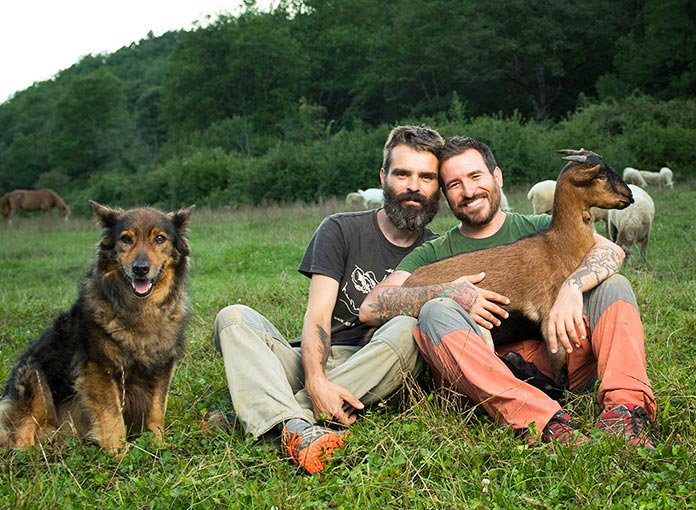 Fotografía de Coque Fernández e Ismael López (fundadores del Santuario Gaia) con algunos de sus animales