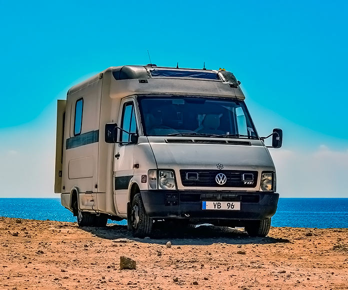 furgoneta camperizada aparcada en la playa