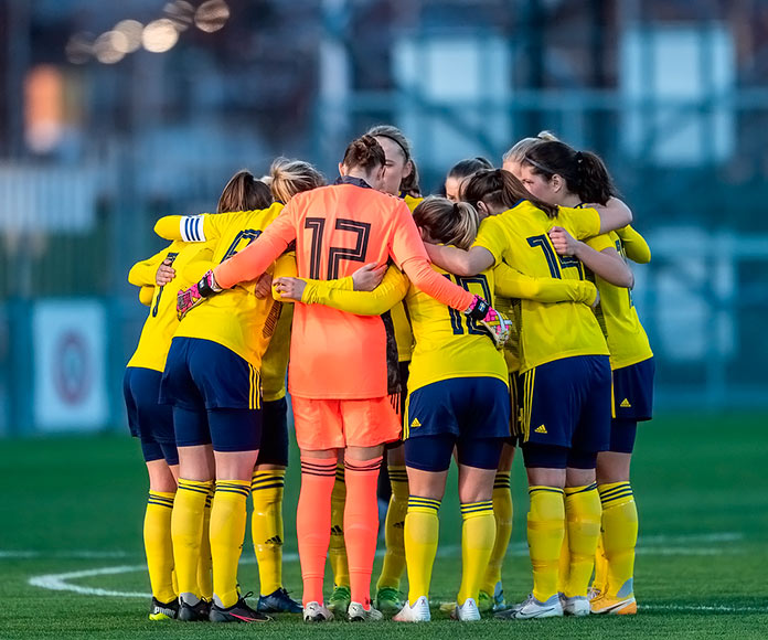 Equipo femenino de fútbol reunido