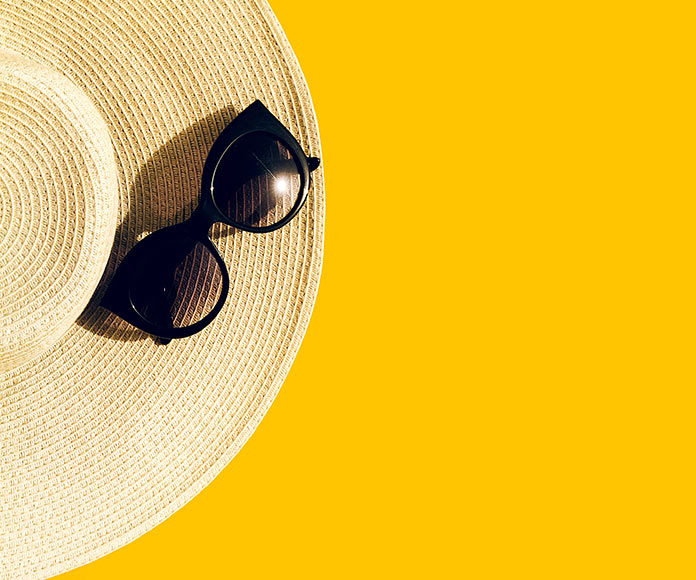 gafas de sol sobre un sombrero