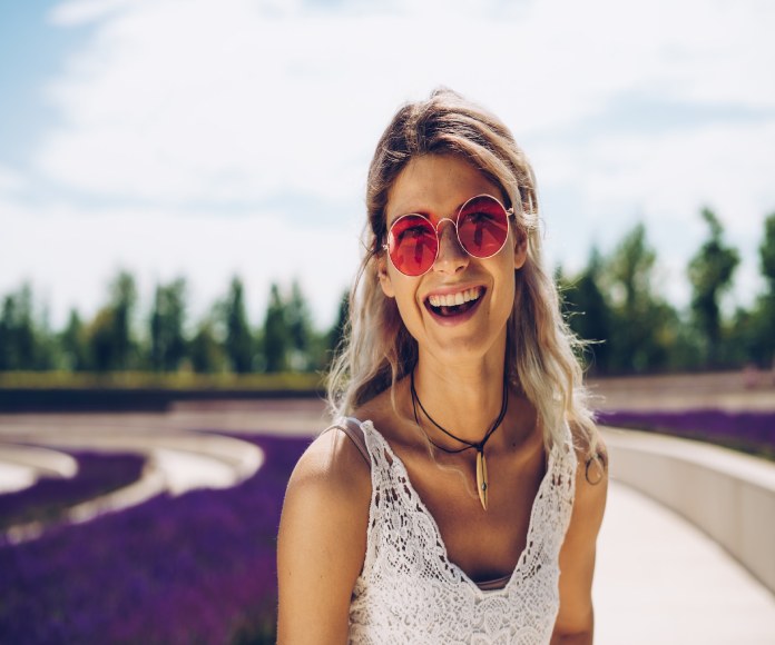 Mujer feliz usando lentes de sol