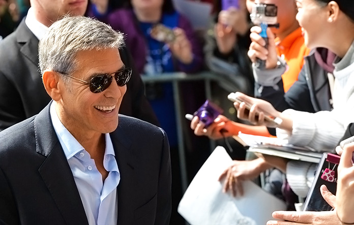 George Clooney atendiendo a los periodistas en un estreno