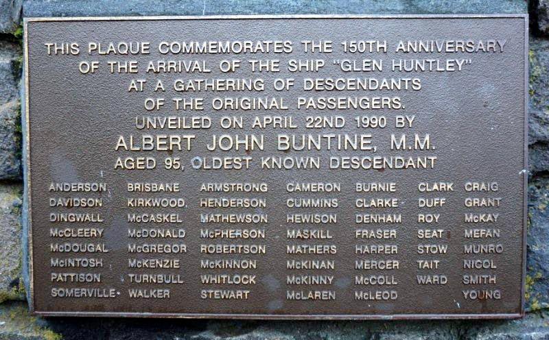 Placa conmemorativa por el 150 aniversario de la llegada del barco Glen Huntly