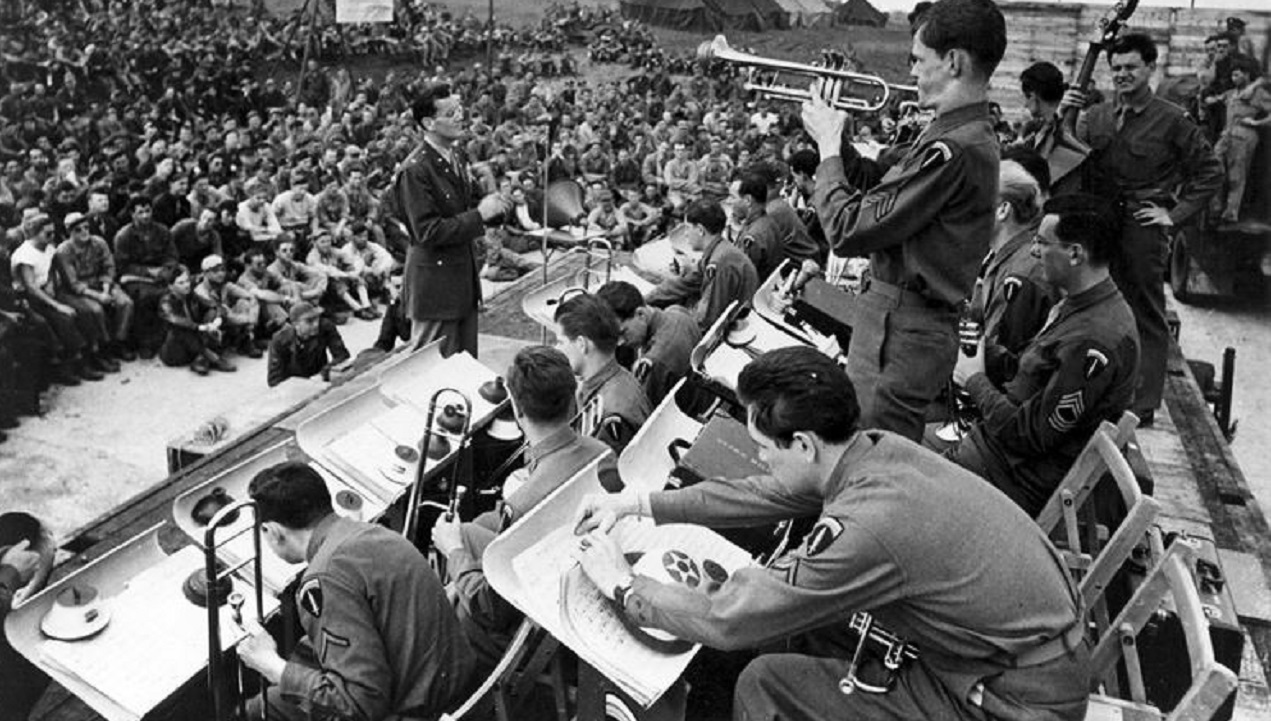 Glenn Miller y su orquesta dando un concierto para las tropas americanas