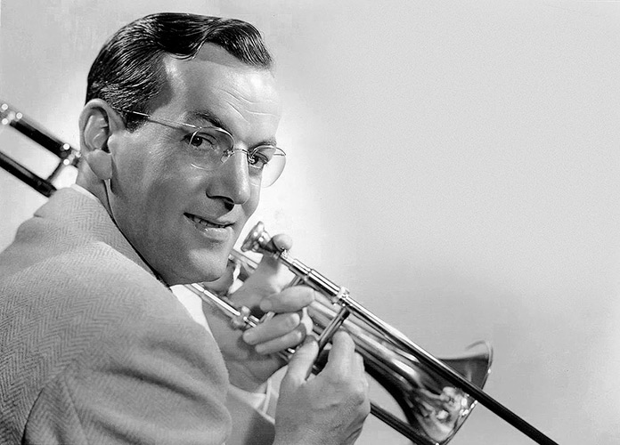 Fotografía de Glenn Miller tocando el trombón