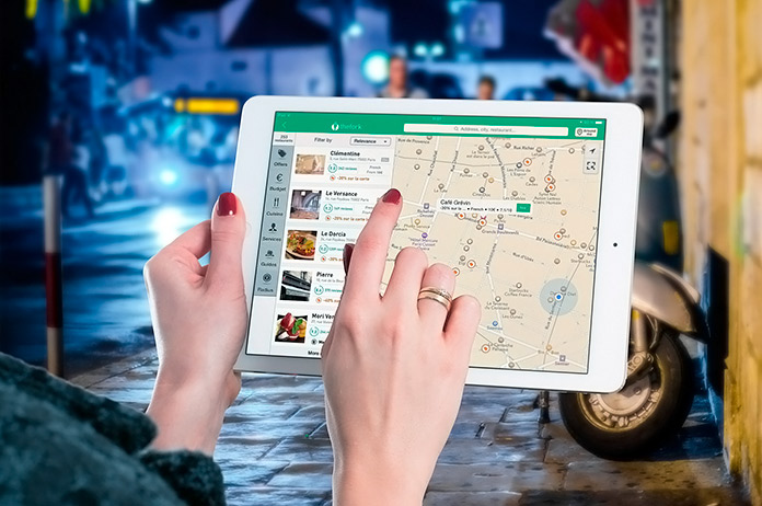 tablet visualizando reseñas de Google MyBusiness