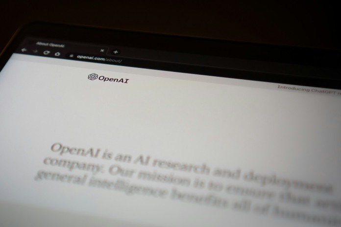 Estos nuevos lanzamientos de OpenAI traerán consigo nuevas posibilidades en el mundo de la IA que vale la pena probar (Jonathan Kemper, Unsplash)