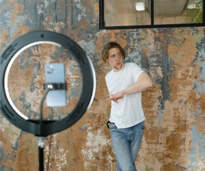Chico grabando video