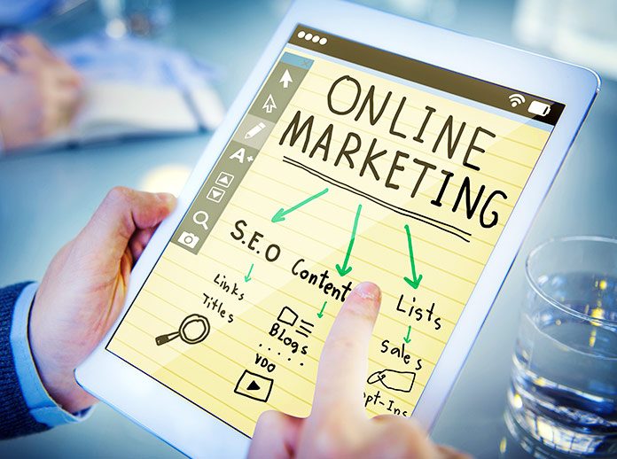 Hombre sosteniendo una tableta con notas sobre online marketing