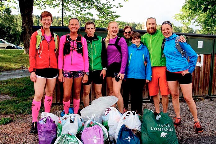 Grupo de corredores en Estocolmo practicando plogging