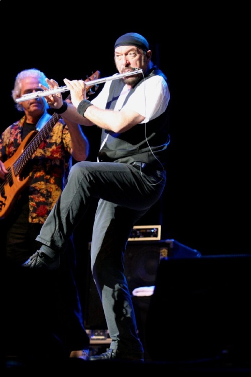 Ian Andrerson de Jethro Tull tocando la flauta durante una presentación en 2007. 