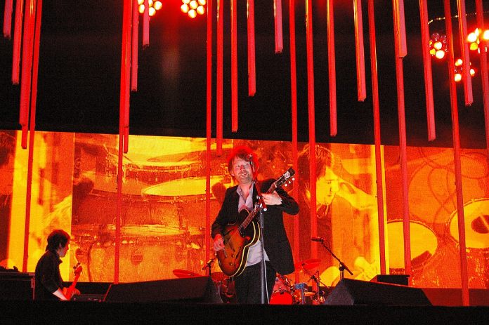 Thom Yorke cantando durante la Gira "In Rainbows".