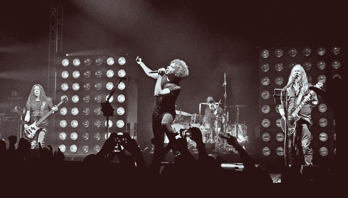 Alice in Chains tocando en vivo en un concierto.
