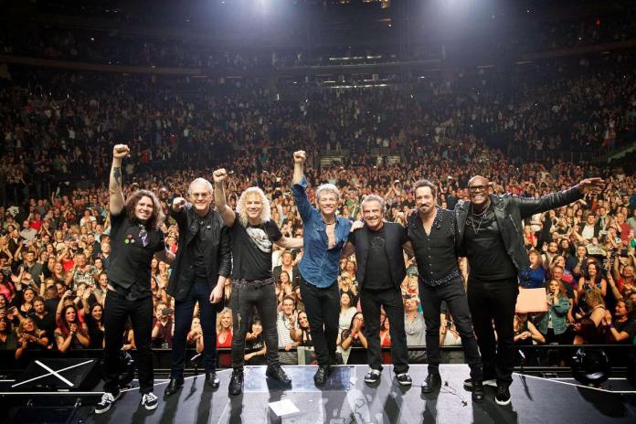 De izquierda a derecha: Phil X, Hugh McDonald, David Bryan, Jon Bon Jovi, Tico Torres durante un concierto con John Shanks y Everitt Bradley.