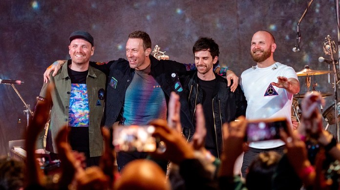 Los integrantes de Coldplay reunidos en un concierto en 2021.