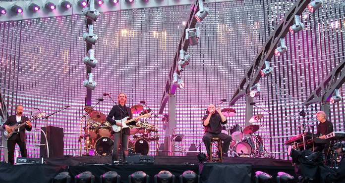 Genesis cantando al público en un concierto en 2007.