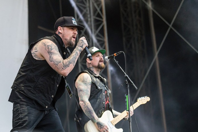 Joel Madden y Benji Madden en un concierto de 2017.
