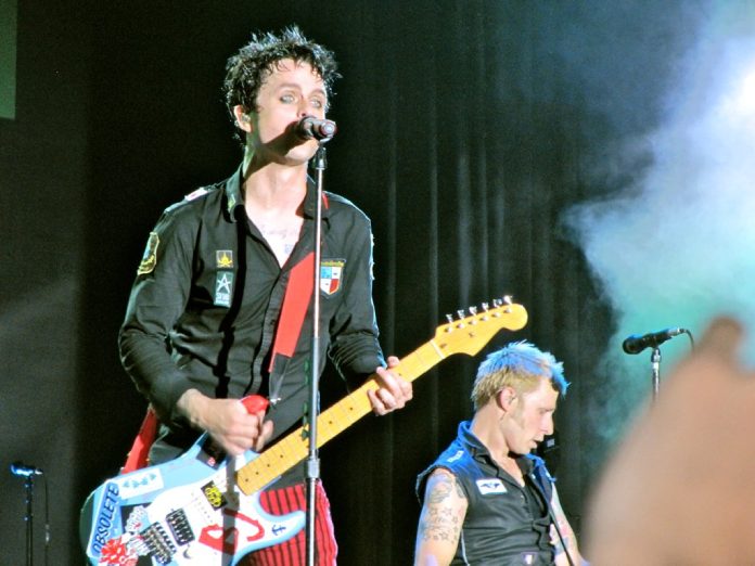 Billie Joe Armstrong cantando en un concierto en Venezuela.