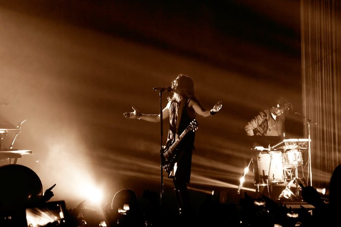 Jared Leto cantanto en un concierto de Thirty Seconds To Mars.