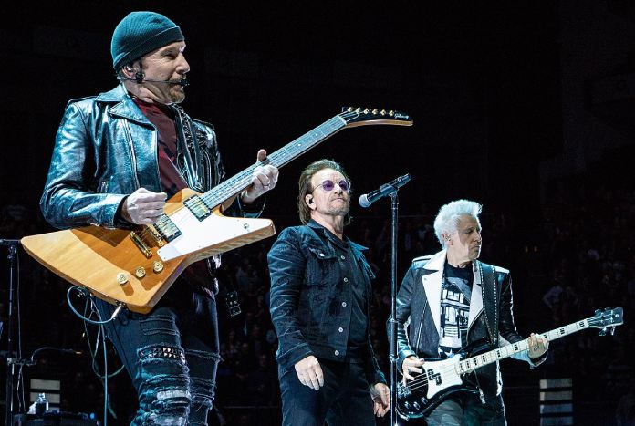 Tres integrantes de U2 en un concierto en 2018. 