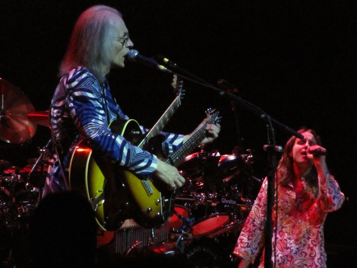 Steve Howe cantando en 2013 en un concierto de Yes. 